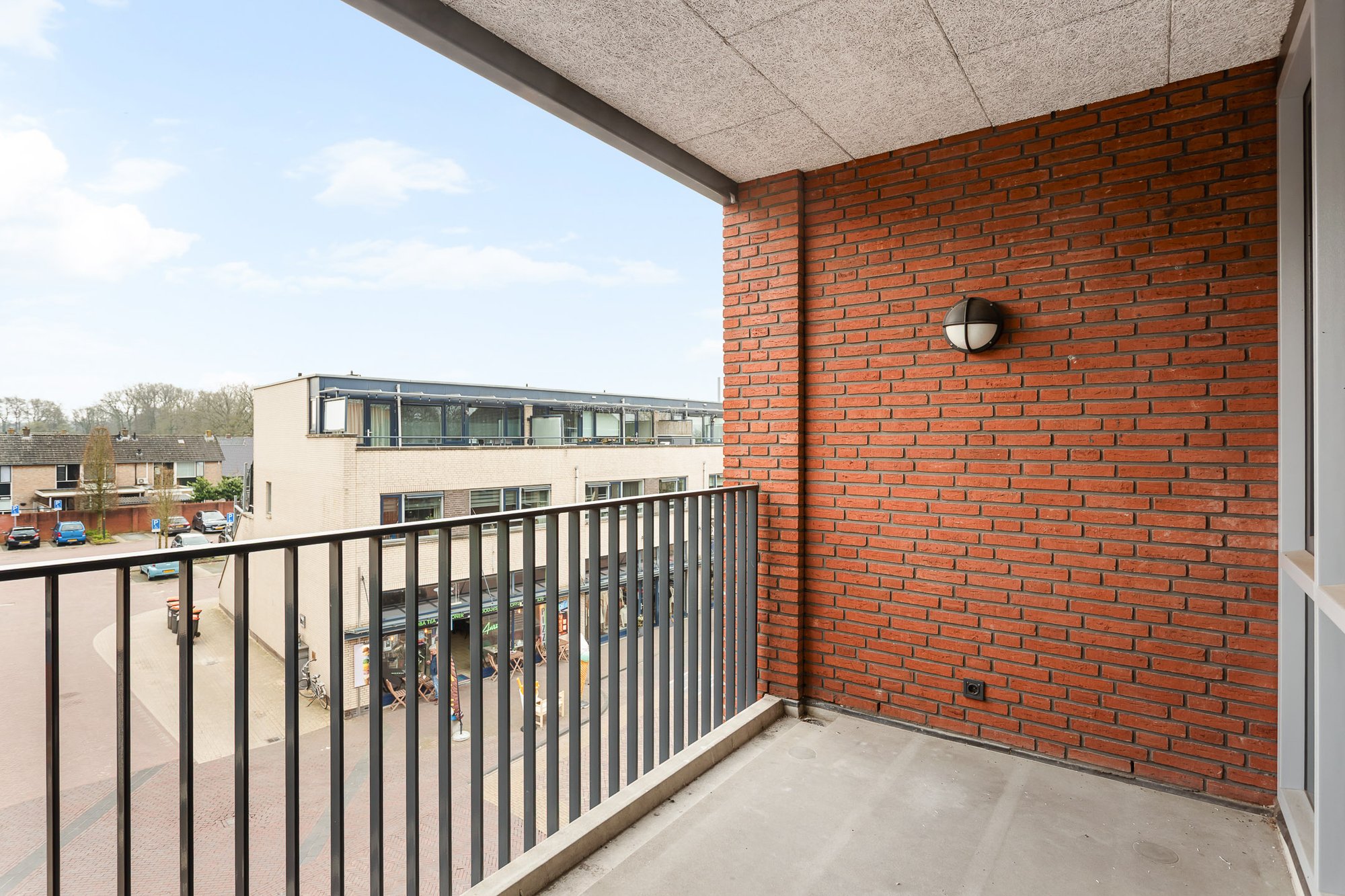 Balkon met zwart hekwerk in centrum Oldenzaal