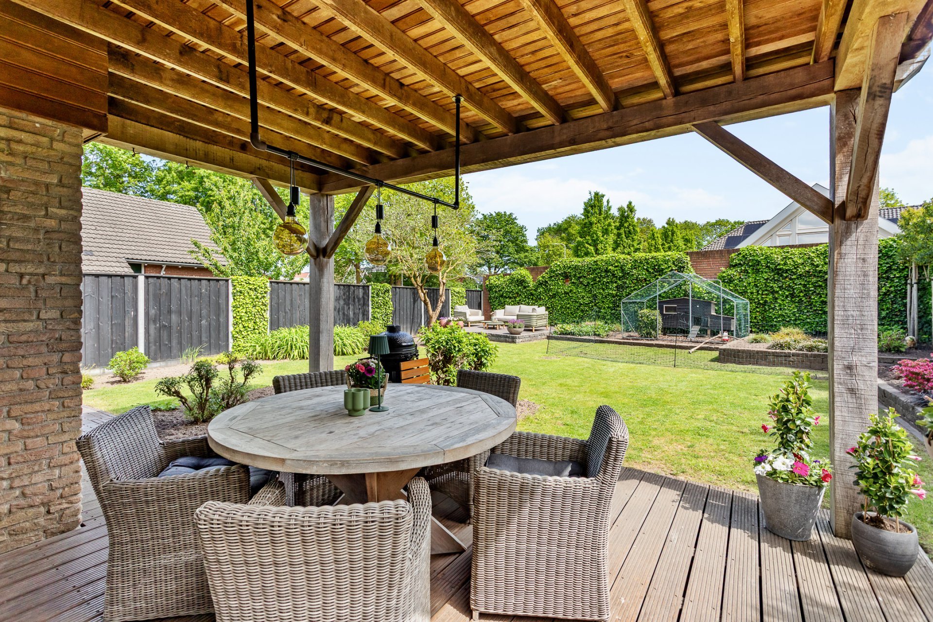 Overdekt houten terras met eettafel