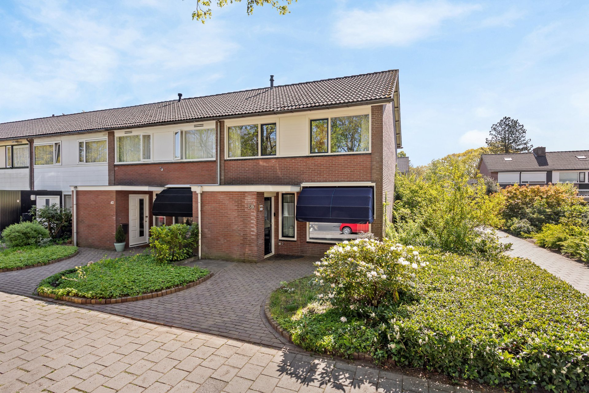 Tweekapper met rode bakstenen gevel