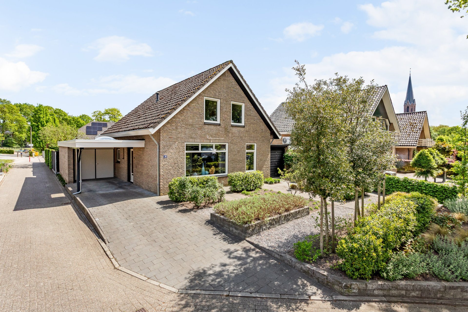 Vrijstaande woning met carport en voortuin in Vasse