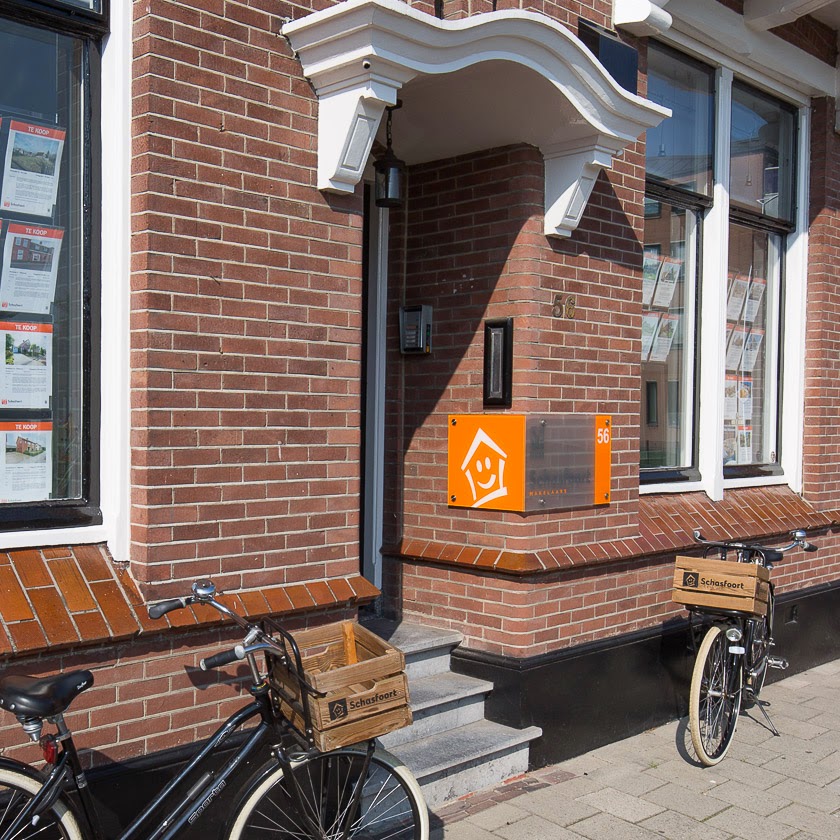 Voorgevel HOME makelaars met oranje logobord